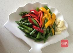 虾仁青椒炒芦笋的做法图解3