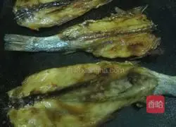 Illustration of how to make salted fish rolled in large pancakes 11