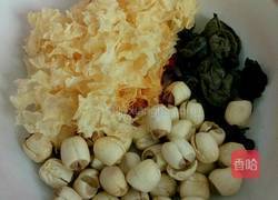 银耳莲子汤的做法图解1