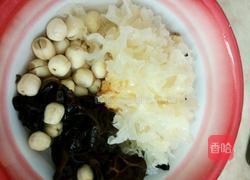 银耳莲子汤的做法图解2