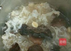 银耳莲子汤的做法图解3