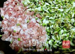 槐花大肉包的做法图解2