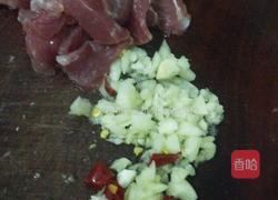 肉片炒蒜薹的做法图解2