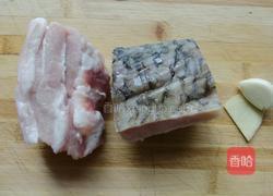 五花肉红烧咸鱼的做法图解1