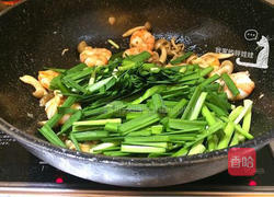 蚝油蟹味菇韭菜炒虾仁的做法图解6