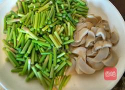 蒜苔杏鲍菇炒肉的做法图解1