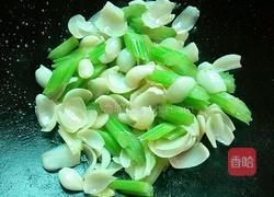 百合芹菜腰果炒虾仁的做法图解6