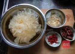 百合红枣枸杞银耳羹的做法图解1