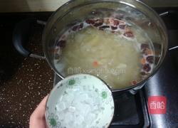 百合红枣枸杞银耳羹的做法图解5
