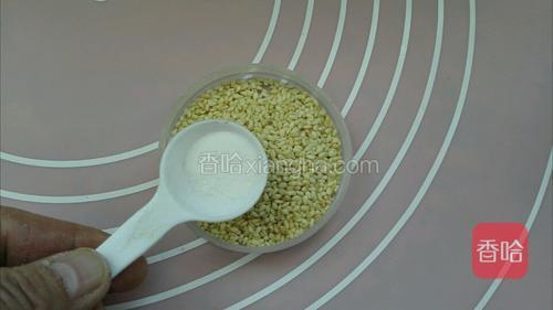 称重白芝麻30克加入5克盐拌匀