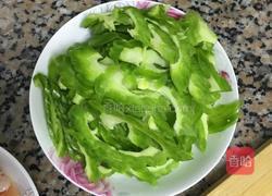 苦瓜炒鸭的做法图解2