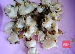  海螺片爆炒卷心菜的做法图解2