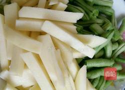 五花肉豆角焖面的做法图解2