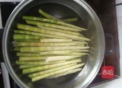 小鲜笋炒腊肉的做法图解2