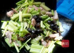芹菜木耳炒肉的做法图解6