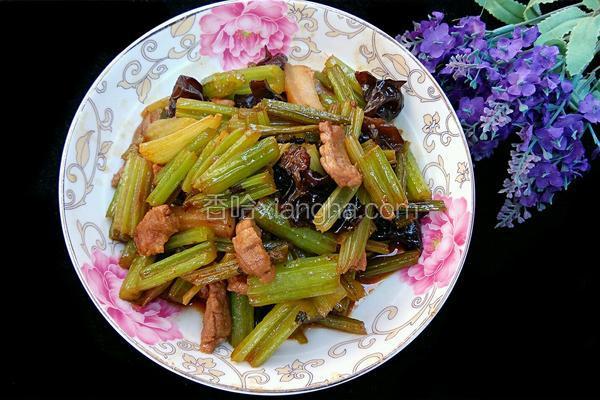 芹菜木耳炒肉的做法 菜谱 香哈网 芹菜木耳炒肉的做法 菜谱 香哈网