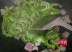 肉片炒苦瓜的做法图解3
