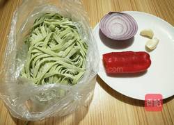 辣拌菠菜凉面的做法图解1