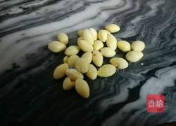 冰糖白果煲雪梨的做法图解2