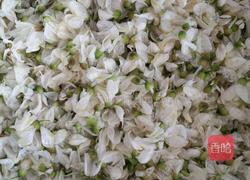 槐花鸡蛋饼的做法图解1