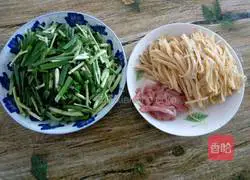 Illustration of how to make stir-fried shredded pork with chives and tofu skin 1