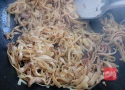 韭菜豆腐皮炒肉丝的做法图解3