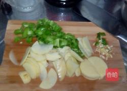 青椒土豆片的做法图解1