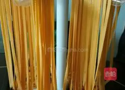 Illustration of how to make homemade pumpkin noodles with a manual dough press 4