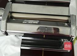 用手动压面机自制南瓜面条的做法图解2