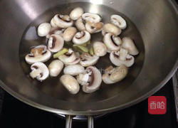 口蘑菠菜汤的做法图解2