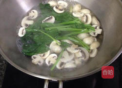 口蘑菠菜汤的做法图解3