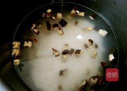 香菇玉米粥的做法图解2