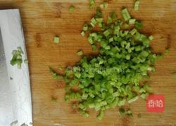 芹菜鸭蛋卷的做法图解1