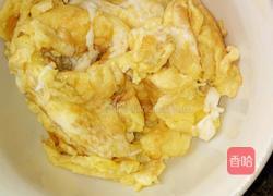 蒜苔炒鸡蛋木耳的做法图解3