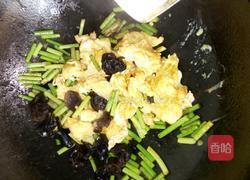 蒜苔炒鸡蛋木耳的做法图解5