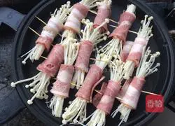 Illustration of how to make bacon meat and enoki mushroom rolls 7