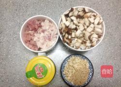 香菇肉丁酱拌米粉的做法图解1