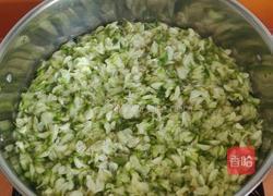 猪肉槐花馅饺子的做法图解1