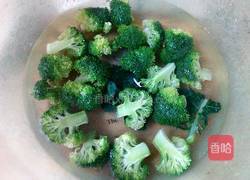 口蘑西兰花炒腊肠的做法图解1