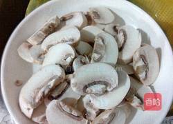 口蘑西兰花炒腊肠的做法图解2
