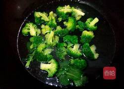 口蘑西兰花炒腊肠的做法图解4