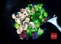 口蘑西兰花炒腊肠的做法图解7