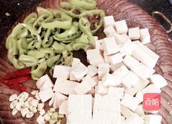 家常尖椒炒豆腐的做法图解1