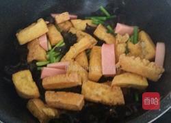 油豆腐炒蒜苔的做法图解3