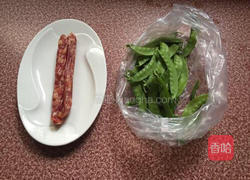 腊肠炒荷兰豆的做法图解1