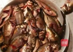 油炸香酥野鲫鱼的做法图解1