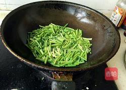 双椒炒蒜薹的做法图解5