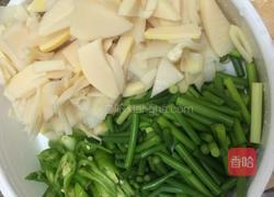  蒜心炒笋的做法图解1