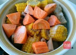 莲藕玉米排骨汤的做法图解11