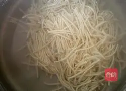 Illustration of how to make Erjiezi vegetarian fried noodles 3